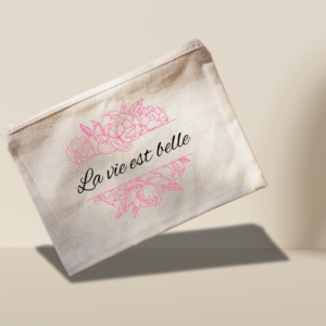 Pochette en coton floqué en noir "La vie est belle" et entouré en haut et en bas de pivoine floquées en rose