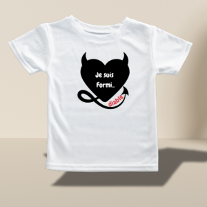 T-shirt blanc avec un coeur en forme de diable avec a l'interieur une écriture blanche "Je suis formi" et à côté en rouge sur la queue écrit "diable"