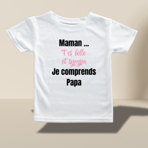 T-shirt enfant blanc floqué en noir "Maman" et "Je comprends papa" et floqué en rose "Belle et sympa"