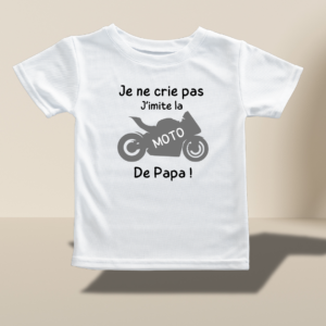 T-shirt blanc floqué en noir "Je ne crie pas j'imite la moto de papa" avec une moto floquée en argent