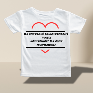 T-shirt blanc floqué en noir "Ils ont parlé de moi pendant 9 mois maintenant ils vont m'entendre" avec un coeur floqué en rouge