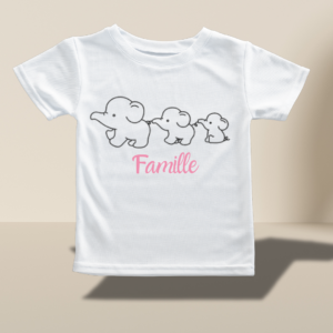 T-shirt blanc floque en rose "Famille" et 3 éléphants floqué en gros qui se tiennent par la queue