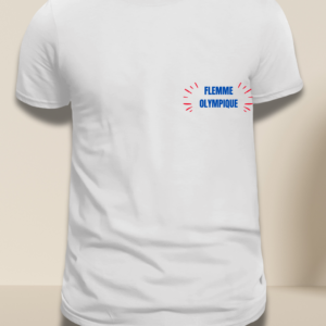 T-shirt blanc floqué en bleu "Flemme olympique" et encadré sur les côtés avec des traits rouge"