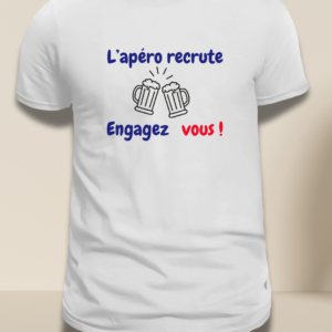 T-shirt blanc 'L'apéro recrute engagez vous" floqé en noir et aux couleur du drapeau français.Avec un dessin de deux chopes à bières qui trinquent floqué en noir