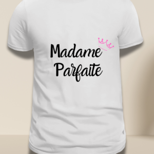 T-shirt blanc floqué en noir "Madame parfaite" avec couronne sur "E" floqué en rose