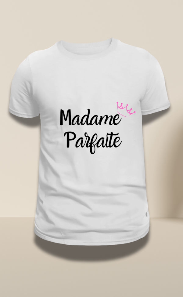 T-shirt blanc floqué en noir "Madame parfaite" avec couronne sur "E" floqué en rose