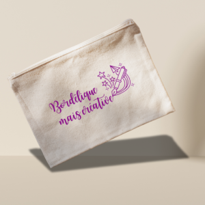 Pochette beige en coton floqué en violet "Bordélique mais créative"