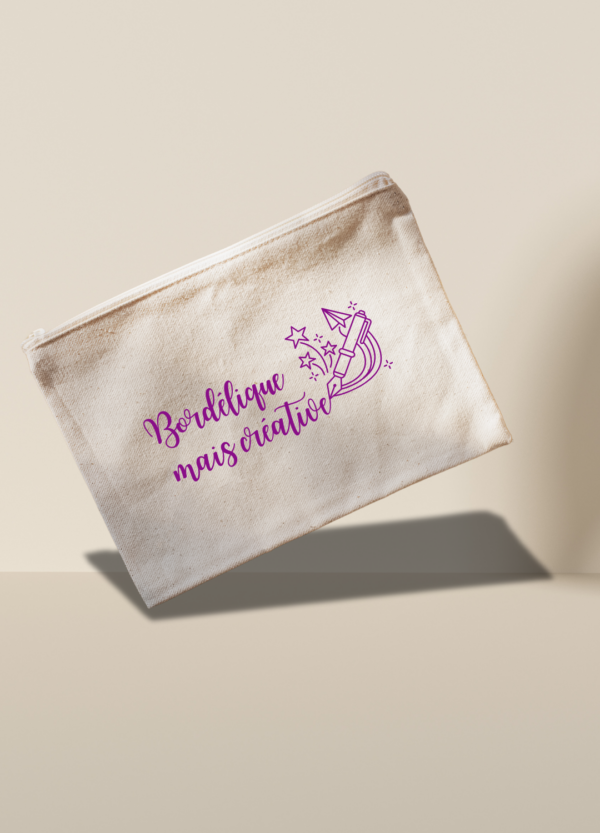 Pochette beige en coton floqué en violet "Bordélique mais créative"