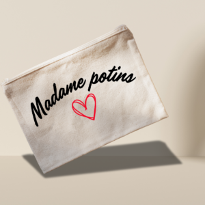 Pochette en coton floquée en noir "Mademoiselle potins" avec un coeur dessiné à la main en rouge