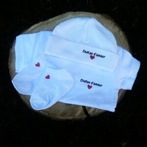 Coffret bébé avec bonnet, body et chaussettes floqués