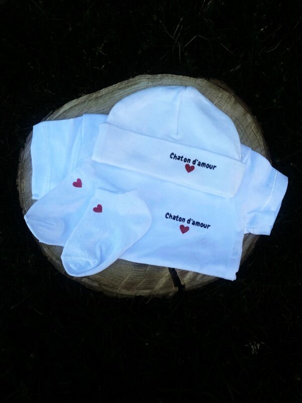 Coffret bébé avec bonnet, body et chaussettes floqués