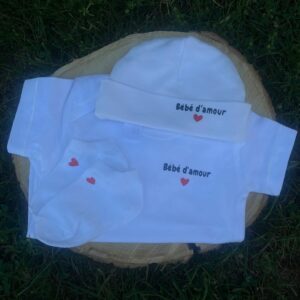 Coffret bébé avec bonnet, body et chaussettes floqués
