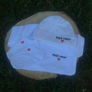 Coffret bébé avec bonnet, body et chaussettes floqués