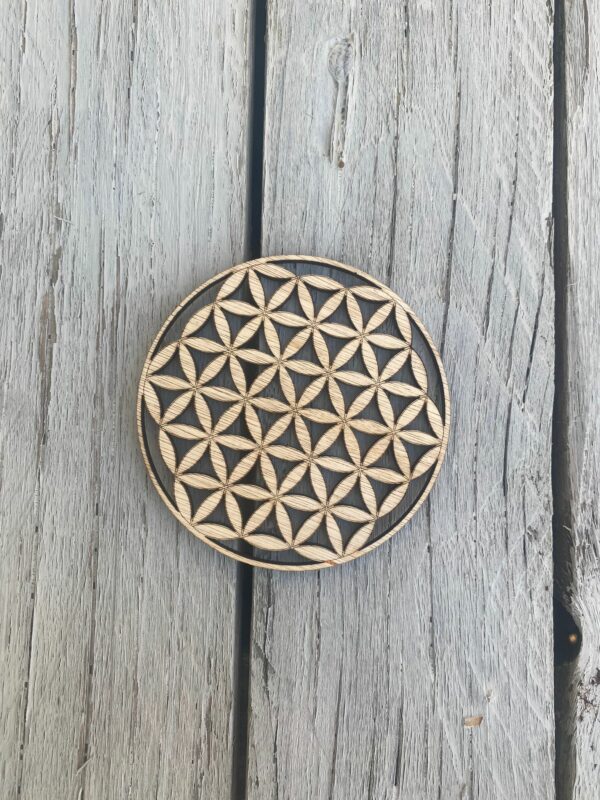 Fleur de vie en bois gravée avec précision