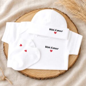 Coffret bébé avec bonnet, body et chaussettes floqués