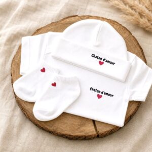 Coffret bébé avec bonnet, body et chaussettes floqués