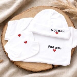 Coffret bébé avec bonnet, body et chaussettes floqués