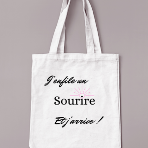 Sac de couleur beige floqué en noir, j'enfile un sourire et j'arrive"