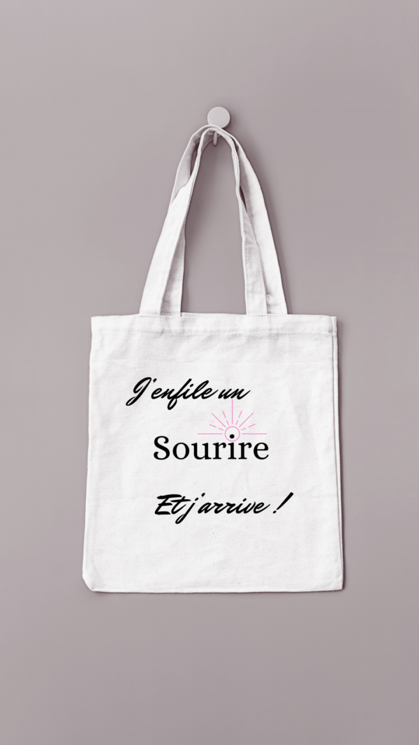 Sac de couleur beige floqué en noir, j'enfile un sourire et j'arrive"