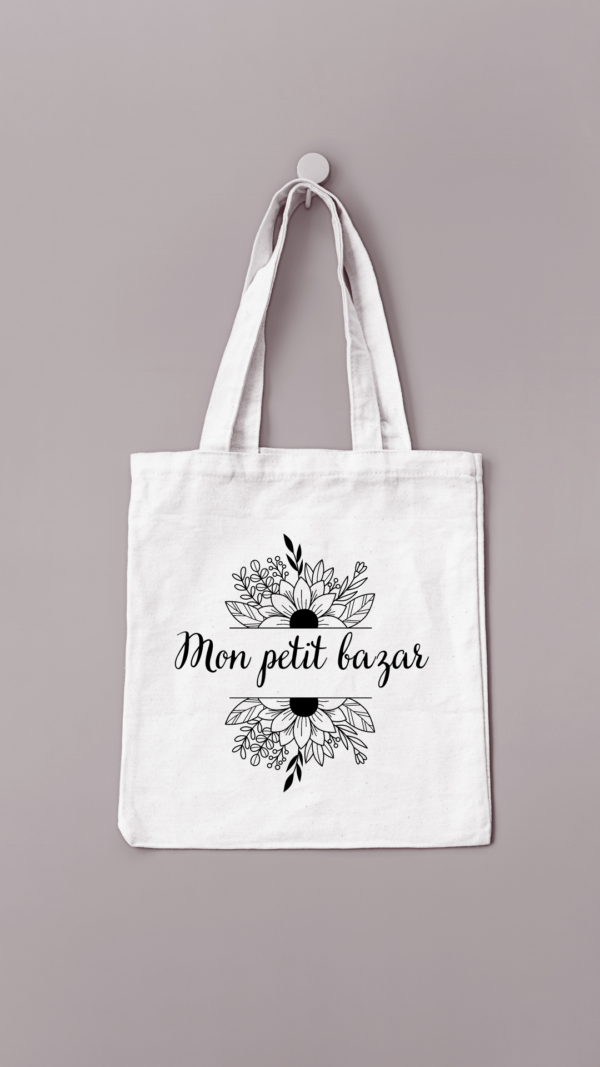 Sac de couleur crème floqué en noir "Mon petit bazar" et entouré de fleurs"