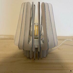 Lampe diamant en bois de bouleau de 2mm de couleur blanche.