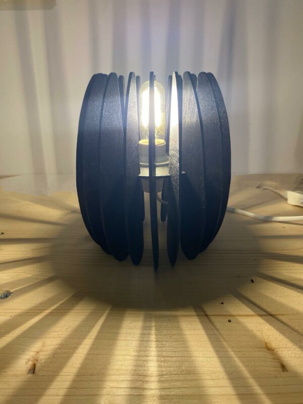 Lampe noire en bois de bouleau de 2 mm allumée