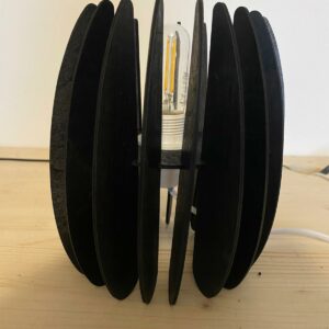 Lampe en bois de bouleau de couleur noir éteinte