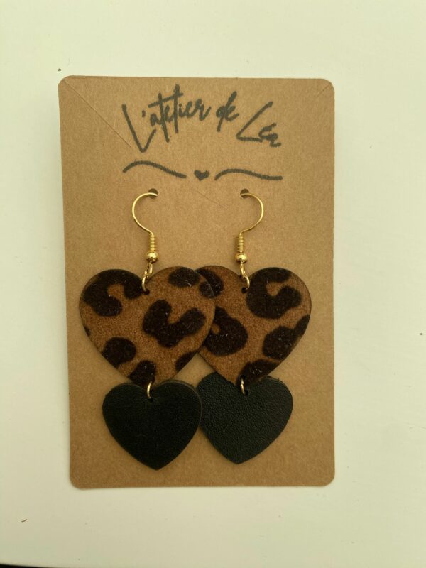 Boucles d'oreilles en cuir véritable et acier inoxydable, fabriquées artisanalement. Chaque pièce est unique avec des variations naturelles de couleur et de texture.