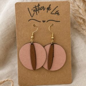 Boucle d'oreille rond rose et pétale marron sur le devant en cuir et acier inoxydable