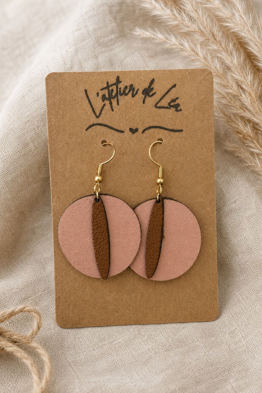 Boucle d'oreille rond rose et pétale marron sur le devant en cuir et acier inoxydable