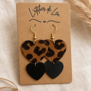 Boucles d'oreilles en cuir véritable et acier inoxydable, fabriquées artisanalement. Chaque pièce est unique avec des variations naturelles de couleur et de texture.