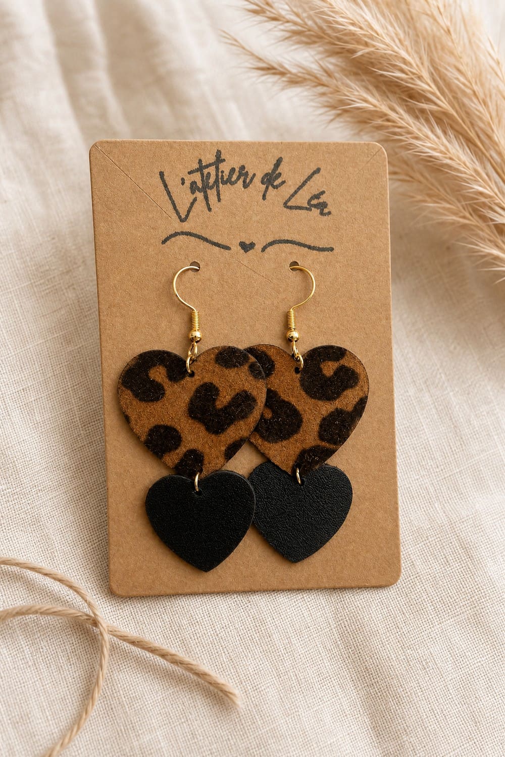 Boucles d'oreilles en cuir véritable et acier inoxydable, fabriquées artisanalement. Chaque pièce est unique avec des variations naturelles de couleur et de texture.
