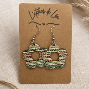 Boucles d'oreilles en cuir montées sur un bijou en acier inoxydable en forme de fleurs rayées
