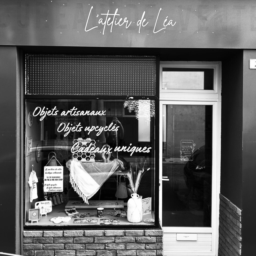 Vitrine de L’Atelier de Léa à Feurs – créations artisanales en gravure laser et personnalisation textile