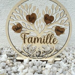 Arbre de vie personnalisé en bois avec prénoms gravés sur cœurs et mot famille