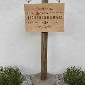 Compteur de points pétanque personnalisé en bois avec poteau béton