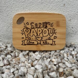 Planche en bois personnalisée avec le dessin gravé d'un enfant