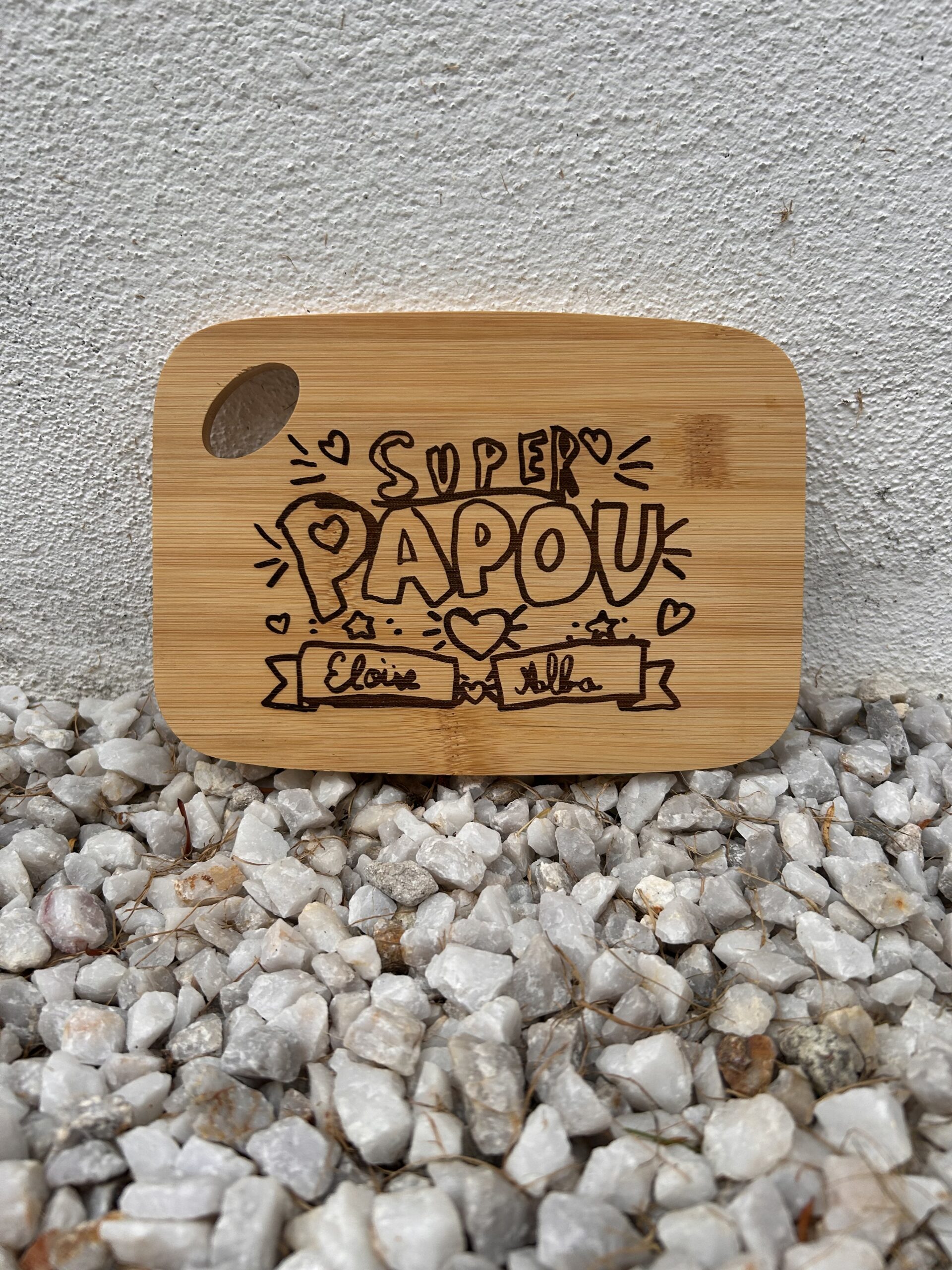 Planche en bois personnalisée avec le dessin gravé d'un enfant
