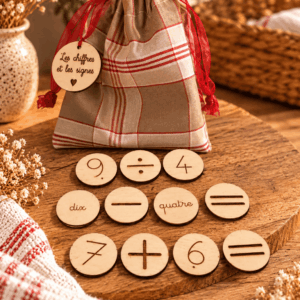Jeu des chiffres en bois avec chiffres et signes de calcul
