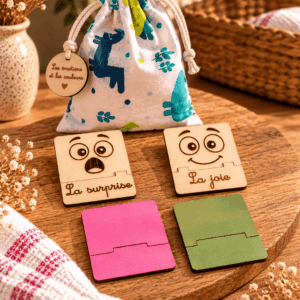 Jeu des émotions en bois avec visages couleurs et noms des émotions